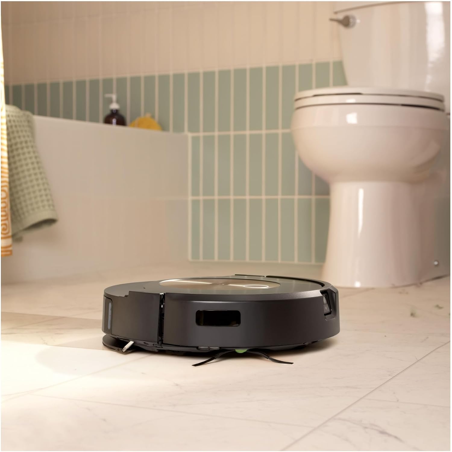 iRobot Roomba j9+ Selbstentleerender Saugroboter – leistungsstärkere Saugkraft, identifiziert und vermeidet Hindernisse wie Haustierabfälle, leert Sich für 60 Tage, am besten für Haushalte mit