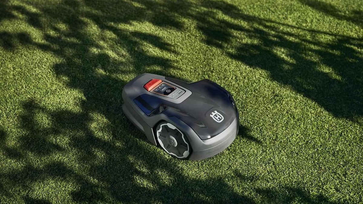 Husqvarna Automower Aspire R4 Rasenroboter für Rasenflächen bis 400m², App-gesteuert, optimiert für schmale Durchgänge und mit Begrenzungskabel zu installieren